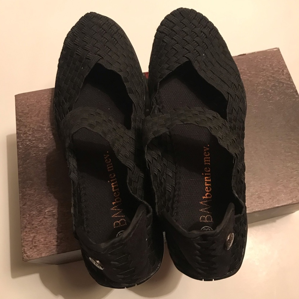 Bernie Mev Women’s Size 7 Cuddly Black Shoes
